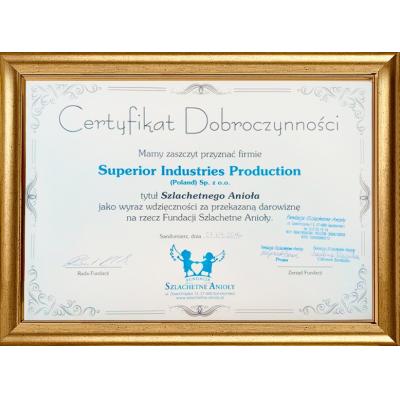Certyfikat Dobroczynności przyznany firmie Superior Industries Production (Poland) Sp. z o.o. z tytułem "Szlachetnego Anioła" za przekazaną darowiznę na rzecz Fundacji Szlachetne Anioły. Data i miejsce: Sandomierz, 27 września 2018.