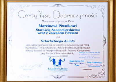 Certyfikat Dobroczynności przyznany Marcinowi Piwnikowi, Staroście Sandomierskiemu, wraz z Zarządem Powiatu z tytułem "Szlachetnego Anioła" za bezinteresowną pomoc na rzecz Przedszkola Terapeutycznego i Szkoły Specjalnej w Klimontowie. Data i miejsce: Sandomierz, 8 kwietnia 2019.