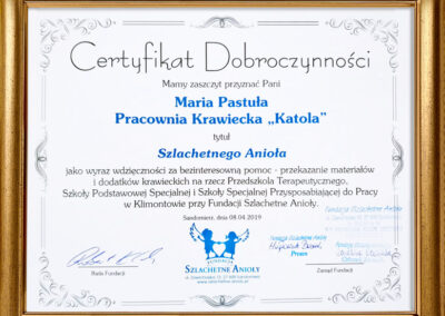 Certyfikat Dobroczynności przyznany Marii Pastuła z Pracowni Krawieckiej "Katola" z tytułem "Szlachetnego Anioła" za przekazanie materiałów krawieckich na rzecz placówek edukacyjnych w Klimontowie. Data i miejsce: Sandomierz, 8 kwietnia 2019.