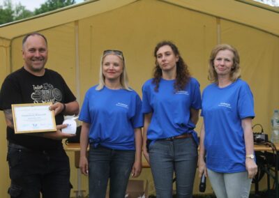 Przedstawiciel klubu motocyklowego odbiera certyfikat za zaangażowanie w działalność charytatywną i wsparcie Fundacji Szlachetnych Aniołów.