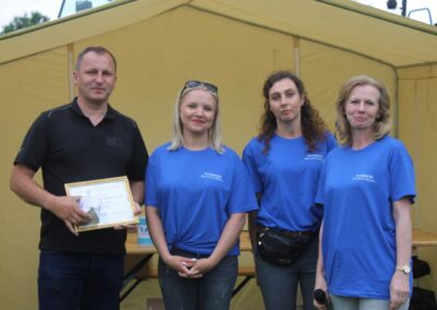 Przedstawiciel firmy odbiera certyfikat dobroczynności przyznany przez Fundację Szlachetnych Aniołów.
