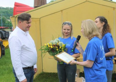 Wręczenie certyfikatu dobroczynności przez przedstawicieli Fundacji Szlachetnych Aniołów podczas uroczystości plenerowej.