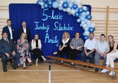 Grupa osób uczestniczących w obchodach 5-lecia Fundacji Szlachetne Anioły.
