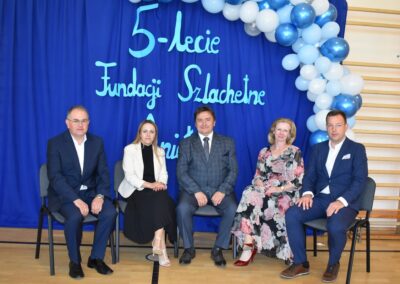 Zespół Fundacji pozujący do zdjęcia podczas uroczystości jubileuszowej.