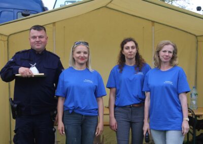 Strażak z Klimontowa odbiera podziękowanie za udział w lokalnych akcjach ratunkowych i pomoc społeczności.