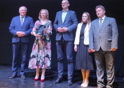Przedstawiciele Fundacji pozują do zdjęcia podczas jubileuszu 5-lecia.