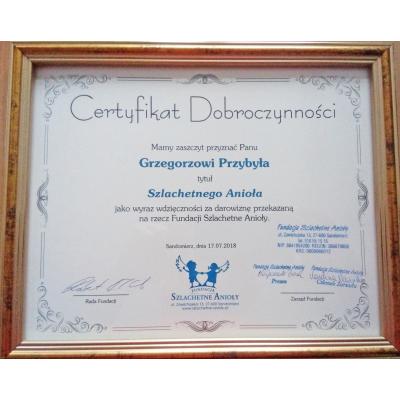 Certyfikat Dobroczynności przyznany Grzegorzowi Przybyle z tytułem "Szlachetnego Anioła" za darowiznę przekazaną na rzecz Fundacji Szlachetne Anioły. Data i miejsce: Sandomierz, 17 lipca 2018.