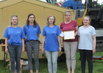 Moment wręczenia podziękowań podczas uroczystości z udziałem przedstawicieli Fundacji Szlachetnych Aniołów.