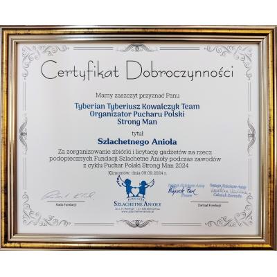 Certyfikat Dobroczynności przyznany Tyberian Tyberiusz Kowalczyk Team za organizację zbiórki i licytacji gadżetów na rzecz podopiecznych Fundacji Szlachetne Anioły podczas zawodów Puchar Polski Strong Man 2024. Certyfikat podpisany przez zarząd fundacji