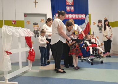 Uroczystość z okazji Święta Niepodległości Polski z udziałem dzieci i dorosłych.
