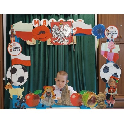 godło, flagi, piłki, jabłka, kwiaty, ludowe stroje i Pałac Kultury.