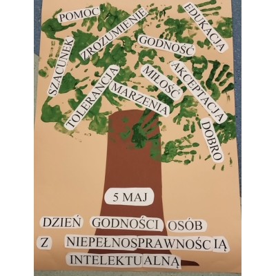 Plakat z drzewem z zielonych odcisków dłoni i słowami na Dzień Godności Osób z Niepełnosprawnością Intelektualną.
