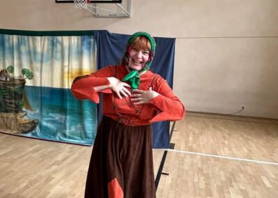 Kobieta w stroju ludowym w hali sportowej na boisku do koszykówki z tłem z malunkiem.