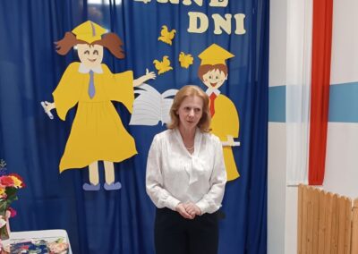 Dekoracja zakończenia roku szkolnego ustawiona na korytarzu szkoły z napisem To były piękne dni.