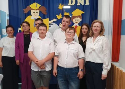 Uczeń prezentuje dyplom po zakończeniu oficjalnego wręczenia.