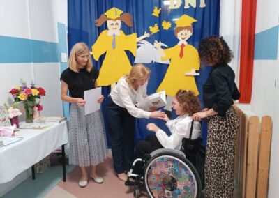 Wspólne zdjęcie uczniów i nauczycieli przed dekoracją zakończenia roku.