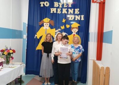 Pamiątkowe zdjęcie wykonane po zakończeniu części oficjalnej uroczystości.