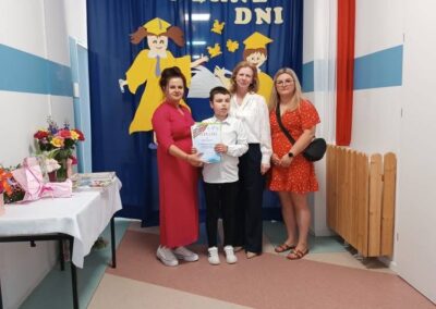 Grupa uczestników pozuje do zdjęcia po zakończeniu wręczeń.