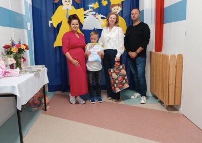 Końcowa część uroczystości z uczestnikami zgromadzonymi na korytarzu.