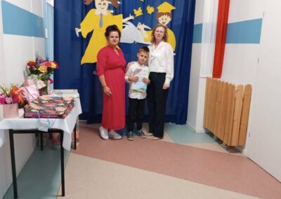 Zdjęcie grupowe uczniów trzymających dyplomy po wydarzeniu.