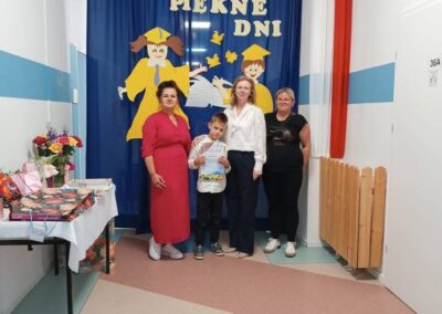 Uczestnicy uroczystości ustawiają się do wspólnego zdjęcia pamiątkowego.