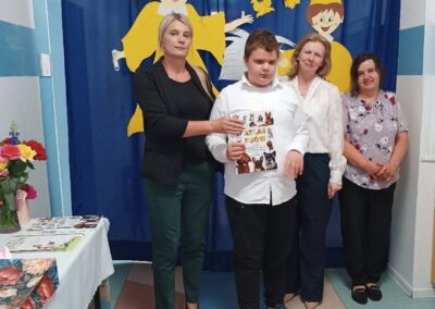 Uczniowie stoją po zakończeniu wręczeń i rozmawiają ze sobą.