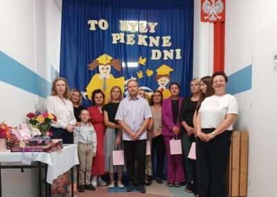 Zamknięcie uroczystości zakończenia roku szkolnego z uczestnikami w kadrze.